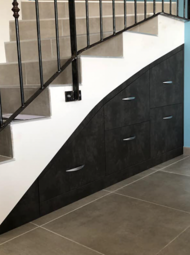 Optimisez l'espace sous-escalier avec un aménagement sur mesure | Archea