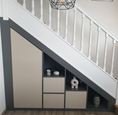 Déco sous escalier ouvert : optimisez l'espace avec style !