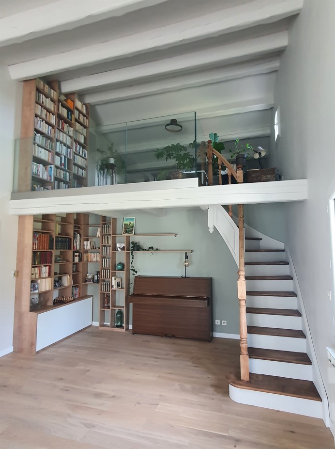 Bibliothèque sur mesure en mezzanine sur 2 niveaux 