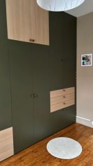 Dressing placard vert dans une chambre - Archea