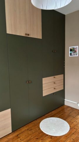 Dressing placard vert dans une chambre - Archea