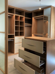 Dressing sur mesure ouvert avec de nombreux tiroirs