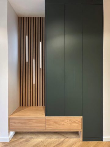 Entrée design avec un meuble vert et lumière intégrée - Archea