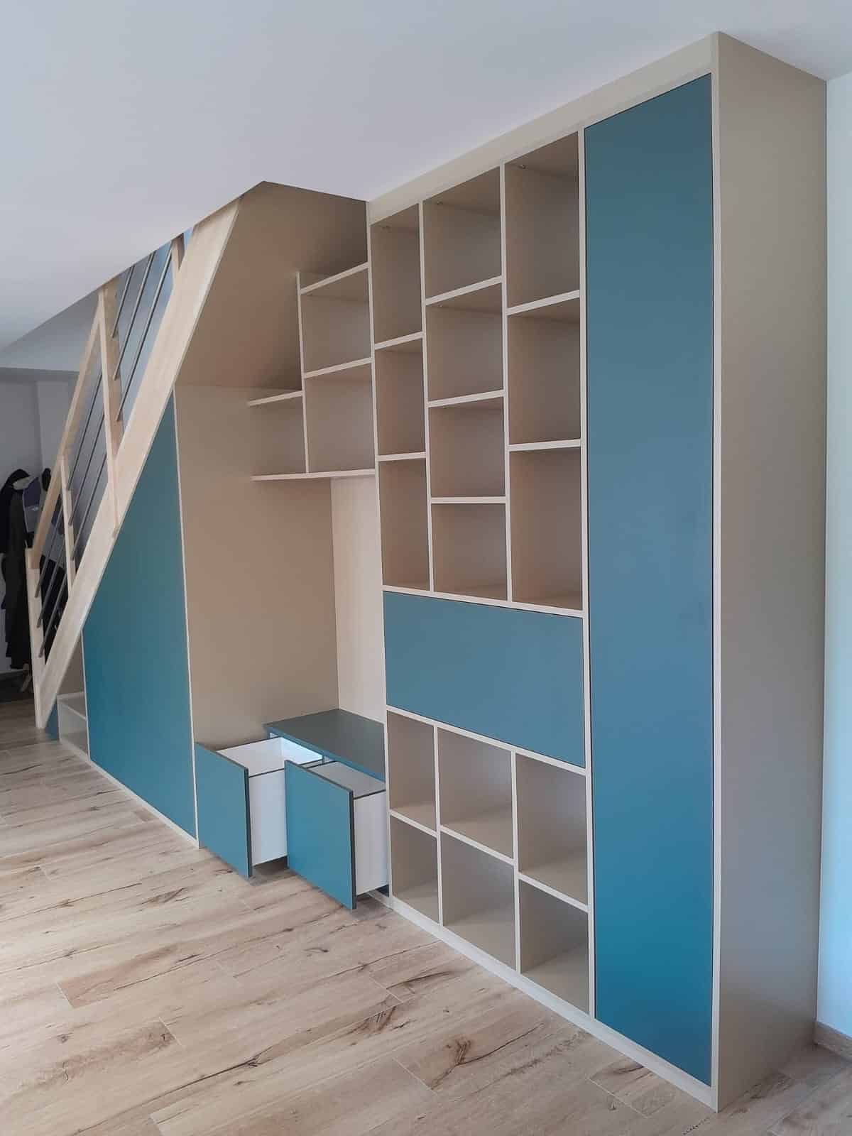 Bibliothèque sur mesure sous escalier